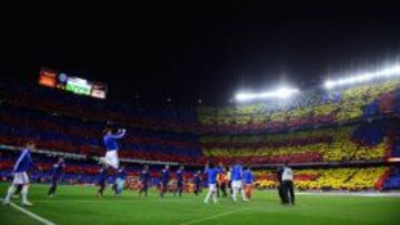 Los jugadores de Barcelona y Real Madrid saltan al c&eacute;sped del Camp Nou antes del &uacute;ltimo Cl&aacute;sico disputado en el coliseo azulgrana en marzo de 2015.