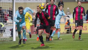 Jesús Olmo lucha un balón dividido