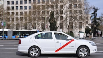 Un taxista se encuentra con un hombre mayor que parec¨ªa perdido y lo que hace se lleva todos los aplausos
