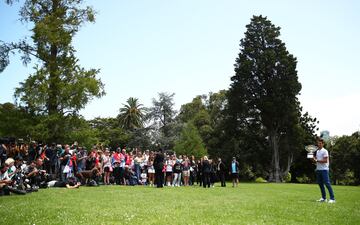 El tenista serbio Novak Djokovic ha posado ante los medios de comunicación con el trofeo conseguido en Australia tras vencer en la final a Dominic Thiem. Con título suma 17 Grand Slam por detrás de los 19 de Nadal y de los 20 de Federer. 