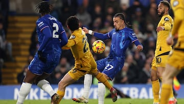 London (United Kingdom), 20/01/2025.- Chelsea'Äôs Malo Gusto (2-R) in action against Wolverhampton's Goncalo Guedes (2-L) during the English Premier League match between Chelsea FC and Wolverhampton Wanderers in London, Britain, 20 January 2025. (Reino Unido, Londres) EFE/EPA/ANDY RAIN EDITORIAL USE ONLY. No use with unauthorized audio, video, data, fixture lists, club/league logos, 'live' services or NFTs. Online in-match use limited to 120 images, no video emulation. No use in betting, games or single club/league/player publications.