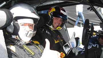 El periodista de AS, Pipo López, junto a Mikkelsen.