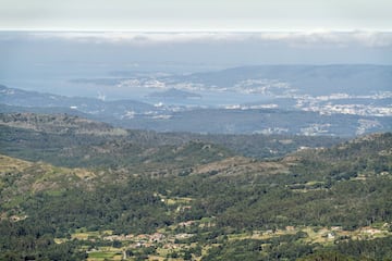 Las sierras de O Suído y de O Cando conforman el sector meridional de la denominada Dorsal Galega, sistema montañoso que atraviesa el centro de Galicia con disposición norte-sur. Con una posición privilegiada, a medio camino entre O Ribeiro y las Rías Baixas, estas montañas sorprenden por su paisaje, patrimonio singular y contactos culturales con América, fruto de los procesos migratorios. 