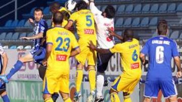 <b>EL PRIMERO. </b>Urko Vera, rodeado de contrarios, salta para rematar de cabeza y marcar el 1-0.