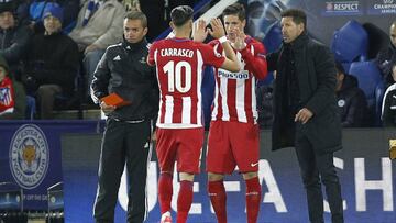 Carrasco deja su sitio a Torres durante un partido.