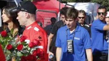 ESCOLTA. Un 'chaperón' conduce a Chris Horner hasta el control antidopaje.