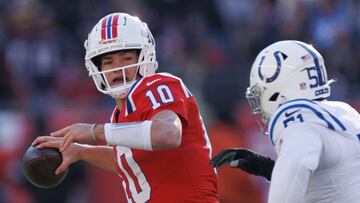 Foxborough (United States), 01/12/2024.- New England Patriots quarterback Drake Maye (L) makes a pass as Indianapolis Colts defensive end Kwity Paye (R) rushes during the first half of the NFL game between the New England Patriots and the Indianapolis Colts in Foxborough, Massachusetts, USA, 01 December 2024. (Disturbios) EFE/EPA/CJ GUNTHER