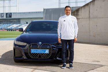 El entrenador español eligió un BMW i4 eDrive35 valorado en unos 57.350 euros.
