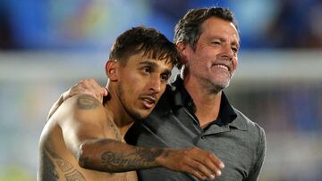 Damián, abrazado por Quique Flores al acabar el partido contra el Barça y lograr la permanencia.