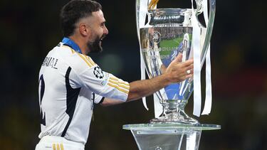 Soccer Football - Champions League - Final - Borussia Dortmund v Real Madrid - Wembley Stadium, London, Britain - June 1, 2024 Real Madrid's Dani Carvajal celebrates with the trophy after receiving his medal after winning the Champions League final REUTERS/Hannah Mckay