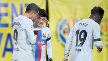 Pedri, junto a su compañero Lewandowski.