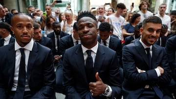 MADRID, 12/05/2024.- Los jugadores del Real Madrid Eder Militao, Vinicius jr y Dani Ceballos en la visita del equipo a la Real Casa de Correos durante los actos de celebración de la trigésimo sexta Liga conseguida por el club, este domingo en Madrid. El equipo visita hoy las sedes de la Comunidad de Madrid y el Ayuntamiento de la capital para finalizar en la plaza de Cibeles y celebrar con aficionados. EFE/Mariscal
