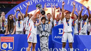 Las jugadoras del Olympique de Lyon levantan junto a Michelle Kang el trofeo de la liga frances
