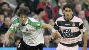 <b>BAJA.</b> Oriol Lozano, futbolista del Racing de Santander, estará cuatro semanas de baja al haberse lesionado en el transcurso del entrenamiento de esta mañana en las instalaciones de La Albericia.