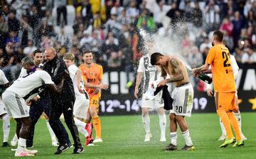 Los jugadores celebran el octavo título consecutivo de liga. 