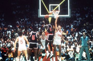 La plata de 1984 fue la que marcó el inicio de la historia moderna del baloncesto español y durante muchos años fue el mayor referente de varias generaciones de aficionados. En la foto, Fernando Martín trata de frenar al jugador estadounidense Michael Jordan durante la final de los Juegos Olímpicos. 


