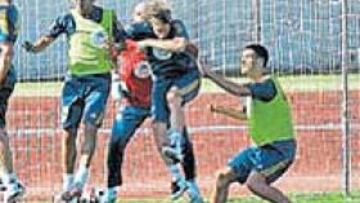 <b>SESIÓN 'SECRETA'. </b>Los titulares ante Islandia ensayaron jugadas a balón parado, bajo la atenta mirada de Luis Aragonés.