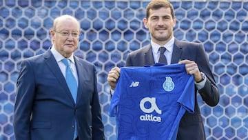 Iker Casillas y el presidente del Oporto, Pinto da Costa