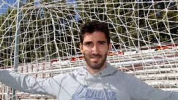 <b>REENCUENTRO. </b>Cobeño posó ayer para AS en Vallecas. El meta mostoleño jugará hoy por primera vez en este curso en el estadio rayista.