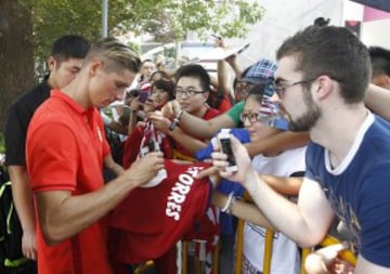 Fernando Torres firma autógrafos a los aficionados.
