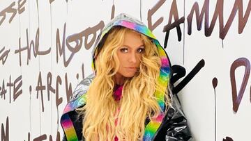 Paulina Rubio rinde homenaje a su madre en el Long Beach Pride de EU