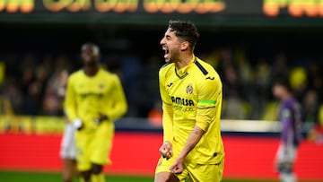 VILLARREAL (CASTELLÓN), 01/02/2025.- El centrocampista del Villareal Santi Comesaña celebra el tercer gol de su equipo durante el partido de LaLiga entre el Villarreal y el Valladolid, este sábado en el estadio de la Cerámica. EFE/ Andreu Esteban