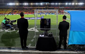Santa Fe y Deportivo Cali empataron 1-1 en El Campín en el juego de ida de los cuartos de final de la Copa Sudamericana. Ezequiel Palomeque y Wilson Morelo (de penal) fueron los autores de los goles del partido que tuvo la primera aplicación del VAR en Colombia para anular una acción de gol de Arley Rodríguez por fuera de juego.