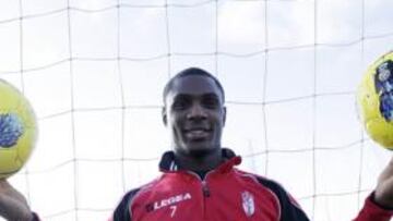 <b>EL REY DE LOS C?RMENES. </b>Ighalo volver¨¢ a ser titular en el Granada ante un Levante que acabar¨¢ el 2011 en plaza Champions.