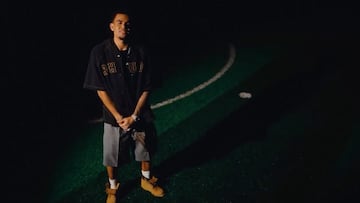 El futbolista colombiano presentó La promesa junto a Juanda Iriarte y Nelsen, un lanzamiento musical inspirado en su historia personal que rápidamente se convirtió en tendencia.