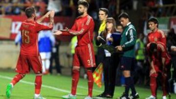 El defensa de la selección española de fútbol Gerard Piqué (2-i) sustituye a Sergio Ramos (i), durante el partido amistoso ante Costa Rica.