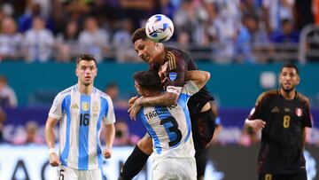 MIAMI GARDENS, FLORIDA - JUNE 29: Paolo Guerrero of Peru challenges for the ball with Nicolas Tagliafico of Argentina during the CONMEBOL Copa America 2024 Group A match between Argentina and Peru at Hard Rock Stadium on June 29, 2024 in Miami Gardens, Florida.   Hector Vivas/Getty Images/AFP (Photo by Hector Vivas / GETTY IMAGES NORTH AMERICA / Getty Images via AFP)