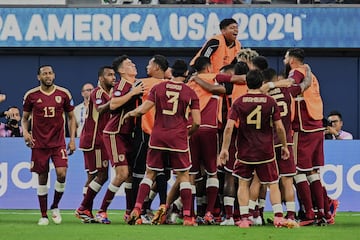 Jugadores de Venezuela festejan con Salomón Rondón el gol ante México.