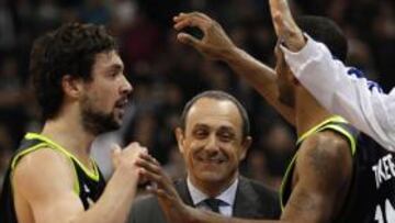 <b>DESENLACE FELIZ. </b>Messina celebra con Llull y Tucker la victoria en Belgrado. Mirotic (arriba a la derecha) volvió a ser clave. Begic (abajo), lo intentó, pero no tuvo un buen día.