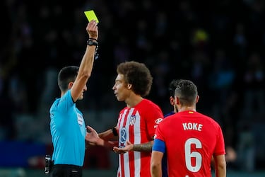 Amonestado Witsel por una falta a destiempo sobre João Félix.
