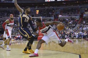 Martell Webster (9) dribla ante Paul George (24)