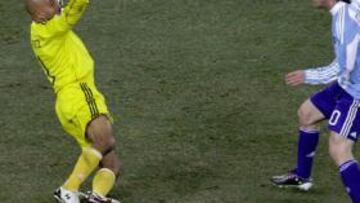 <b>GOL ILEGAL. </b>Messi lanza el balón por encima del Conejo Pérez y hacia donde espera Tévez, en posición adelantada, para marcar el 1-0