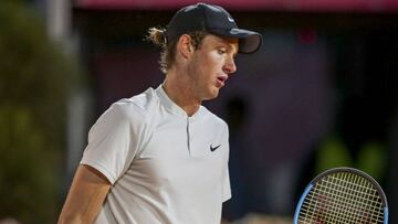 JSG. Cascais (Portugal), 04/05/2018.- Chile&#039;s Nicolas Jarry reacts during the quarterfinal match of the Estoril Open Tennis tournament against Spain&#039;s Pablo Carreno Busta, in Cascais, near Lisbon, Portugal, 04 May 2018. (Espa&ntilde;a, Lisboa, Abierto, Tenis) EFE/EPA/JOSE SENA GOULAO