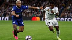 El delantero brasileño del Real Madrid Vinicius Junior (d), pelea un balón con el centrocampista del Chelsea Reece James durante el partido de ida de cuartos de final de la Liga de Campeones que Real Madrid y el Chelsea disputan este miércoles en el estadio Santiago Bernabéu.