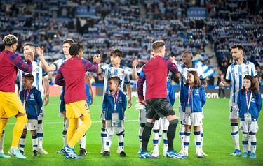 Saludo inicial entre los jugadores.