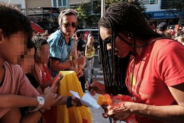 Salma Paralluelo firma autógrafos a varias seguidoras durante el recorrido del autobús de la Selección.