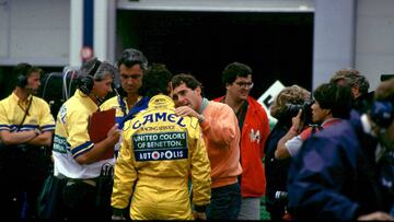 Senna se enfrenta a Schumacher con Symonds al lado del alem&aacute;n. 