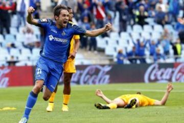 El centrocampista del Getafe, Michel Herrero, celebra su gol conseguido ante el Málaga, durante el partido de Liga de Primera División que los dos equipos disputan en el Coliseum Alfonso Pérez, en Getafe.