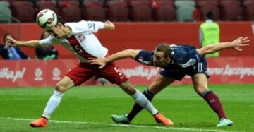 Waldemar Sobota y Steven Whittaker durante el partido clasificatorio para la Eurocopa 2016 entre Polonia y Escocia