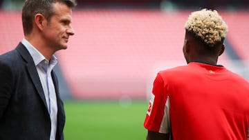 GRAFCAV5166. BILBAO, 11/07/2024.-El presidente del Athletic Club, Jon Uriarte, (i) este jueves donde denunció el "bombardeo de preguntas sin control" al que ha sido sometido Nico Williams durante la concentración de la selección española en la Eurocopa y consideró también que la Real Federación Española de Fútbol "no ha sabido proteger" el futbolista del equipo rojiblanco. En la imgen el presidente junto al jugador Álvaro Djaló, presentado hoy en San Mamés. EFE/Luis Tejido