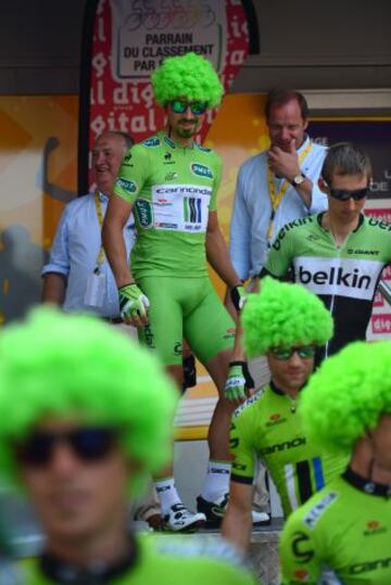 Peter Sagan tras firmar antes de la salida de etapa.