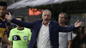 Boca Juniors' team coach Gustavo Alfaro reacts against Argentina's referee Andres Merlos (out of frame) during the Argentina First Division Superliga Tournament football match against Argentinos Juniors at La Bombonera stadium, in Buenos Aires, on November 30, 2019. (Photo by ALEJANDRO PAGNI / AFP)