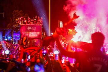 La r¨²a recorre las calles de Valencia ante miles de aficionados granotas para celebrar el ascenso a primera divisi¨®n.