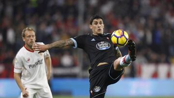 El jugador del Celta Pablo Hernández controla el balón delante del sevillista Krohn-Dehli.