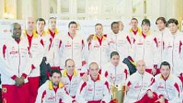 <b>AMBICIOSA. </b>La Selección posa con la Copa del Mundial. En febrero quiere sumar la de Europa.