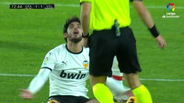 Imperdonable error de Guedes: Deja con 10 al Valencia